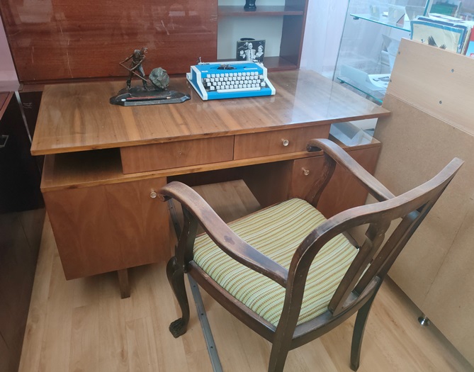 Рабочий стол и кресло писателя А. Д. Знаменского